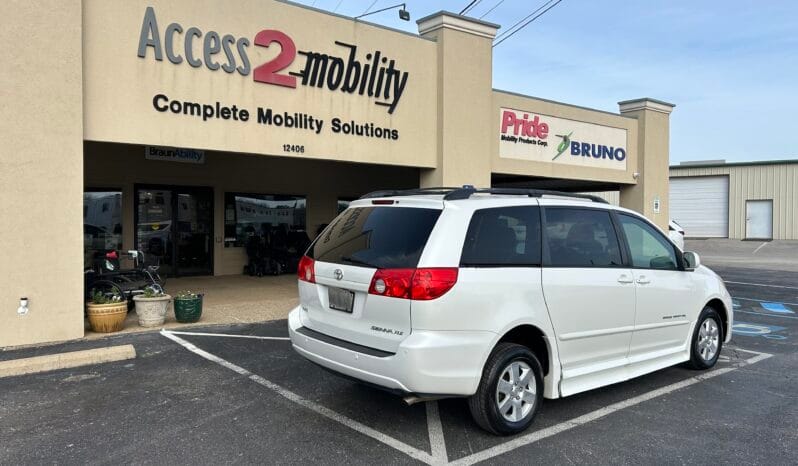 2010 Toyota Sienna XLE full