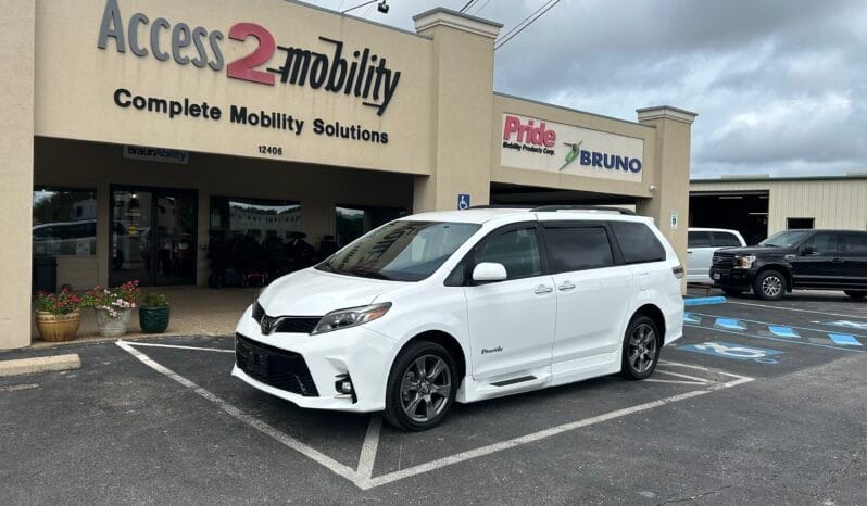 2018 Toyota Sienna SE full