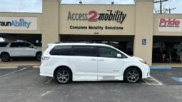 2018 Toyota Sienna SE full
