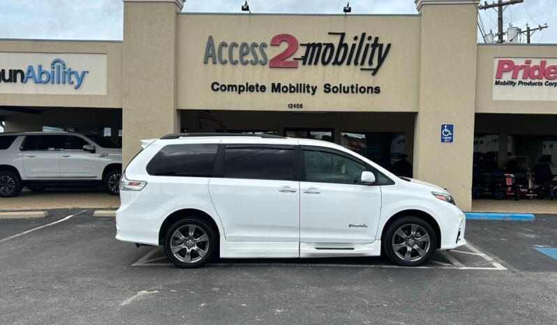2018 Toyota Sienna SE full