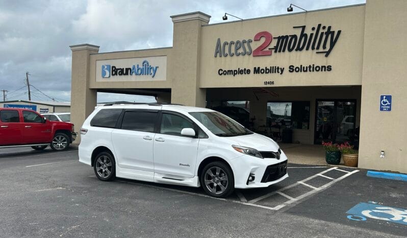 2018 Toyota Sienna SE full