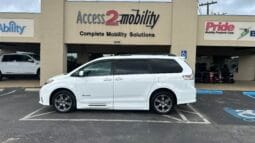 2018 Toyota Sienna SE full