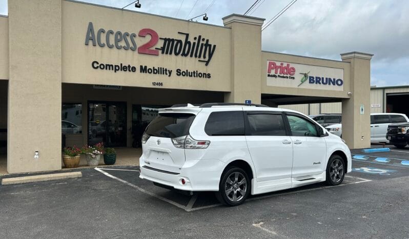 2018 Toyota Sienna SE full