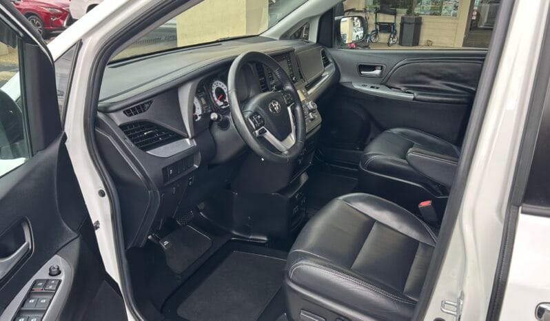 2018 Toyota Sienna SE full