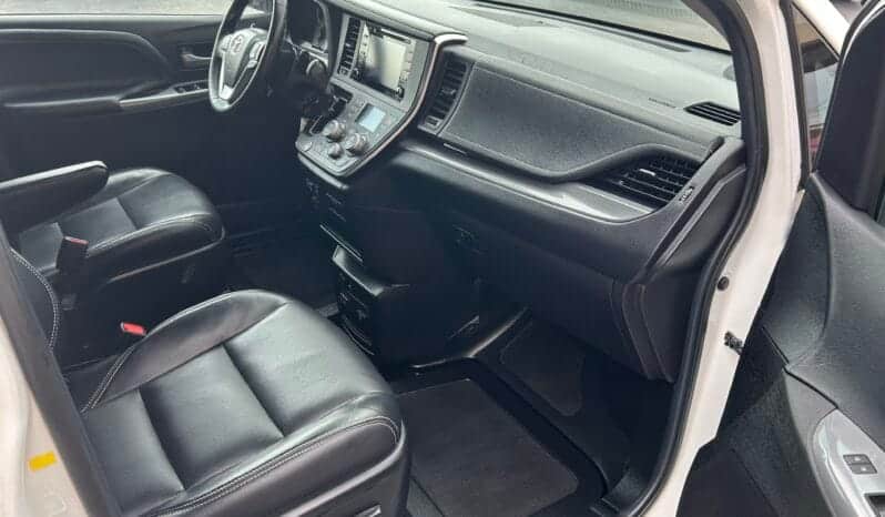 2018 Toyota Sienna SE full
