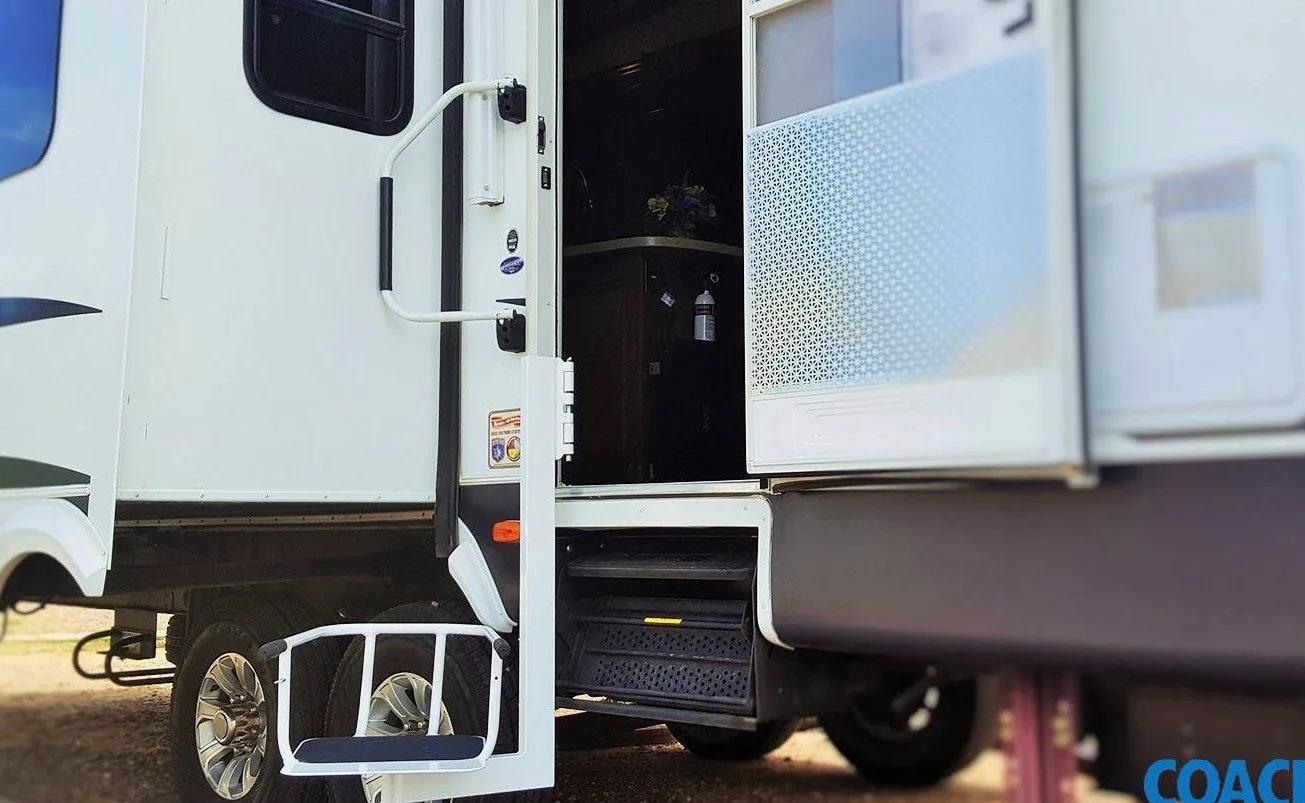 Interior-mount lift at the entry door of a fifth wheel trailer